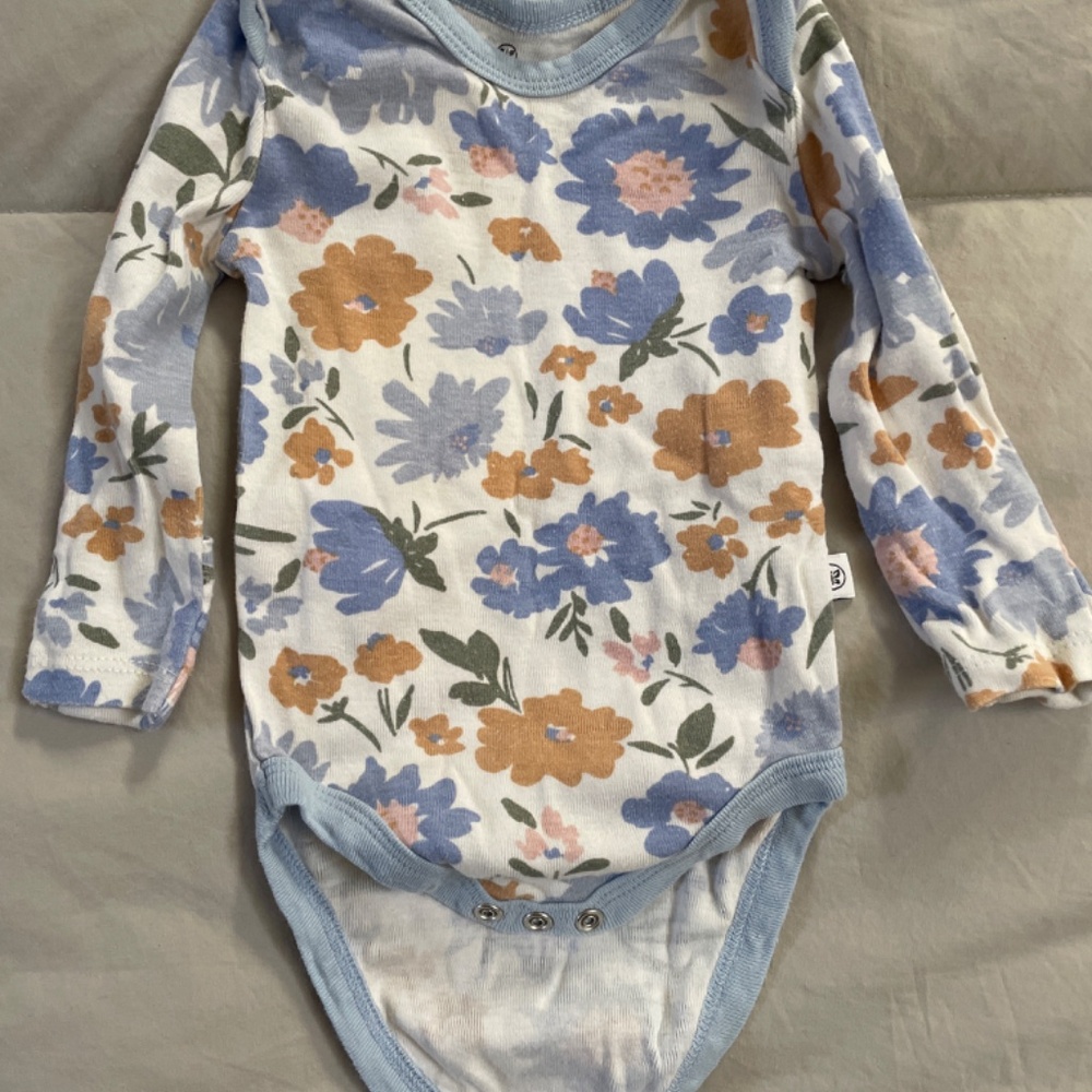 Assorted Newborn clothes - Picture 7 of 11